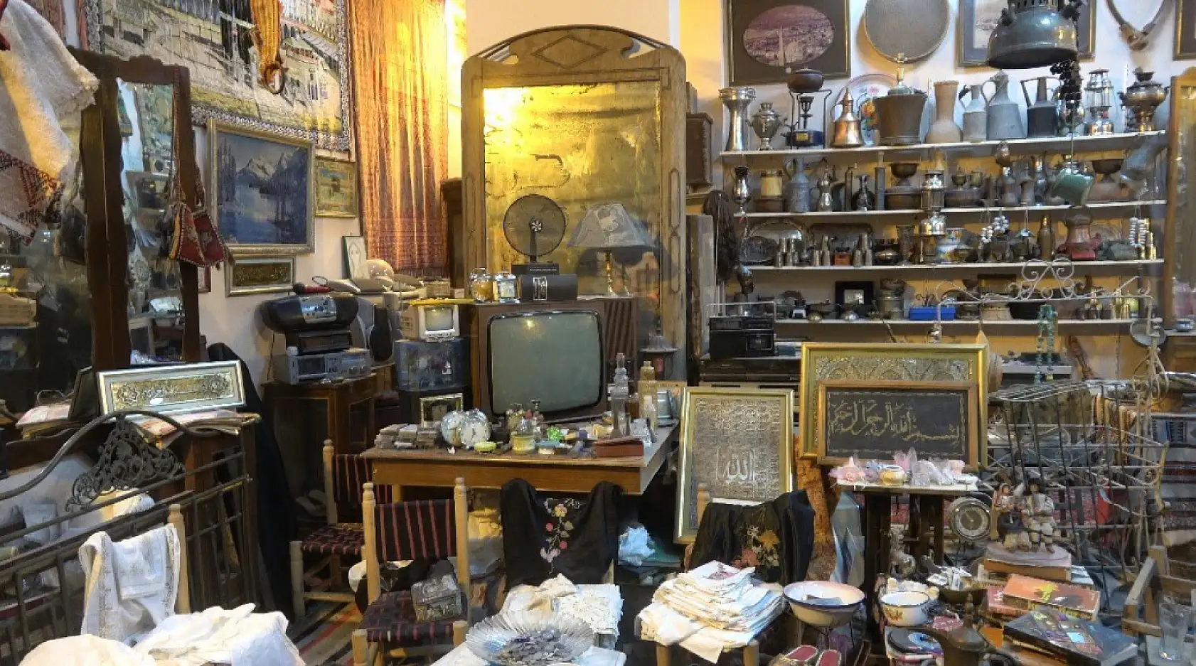 Geçmişi geleceğe aktaran antika dükkanı müze olma yolunda