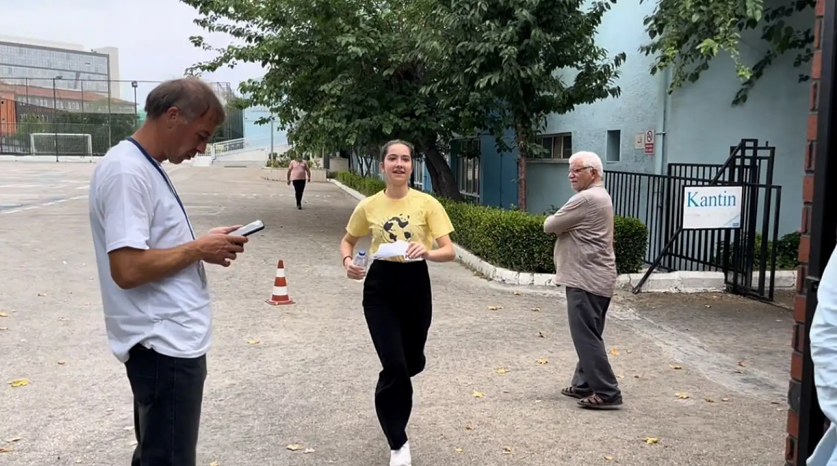 YKS'de dakikalarla yarış film sahnesini aratmadı 1 dakika kala böyle yetişti