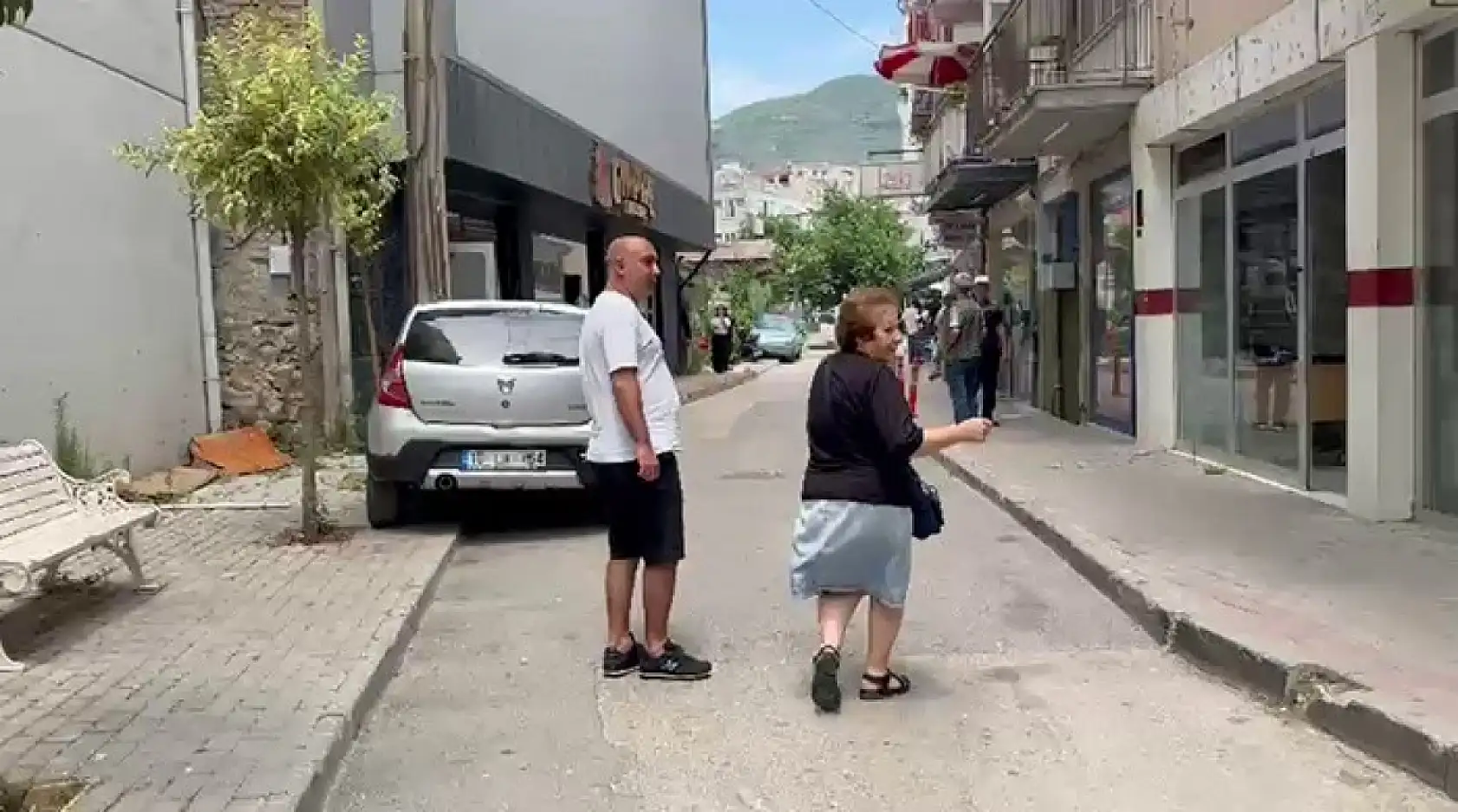 Bursa 50 Dakikada İki Kez Sallandı! Peş Peşe Depremler Korkuttu