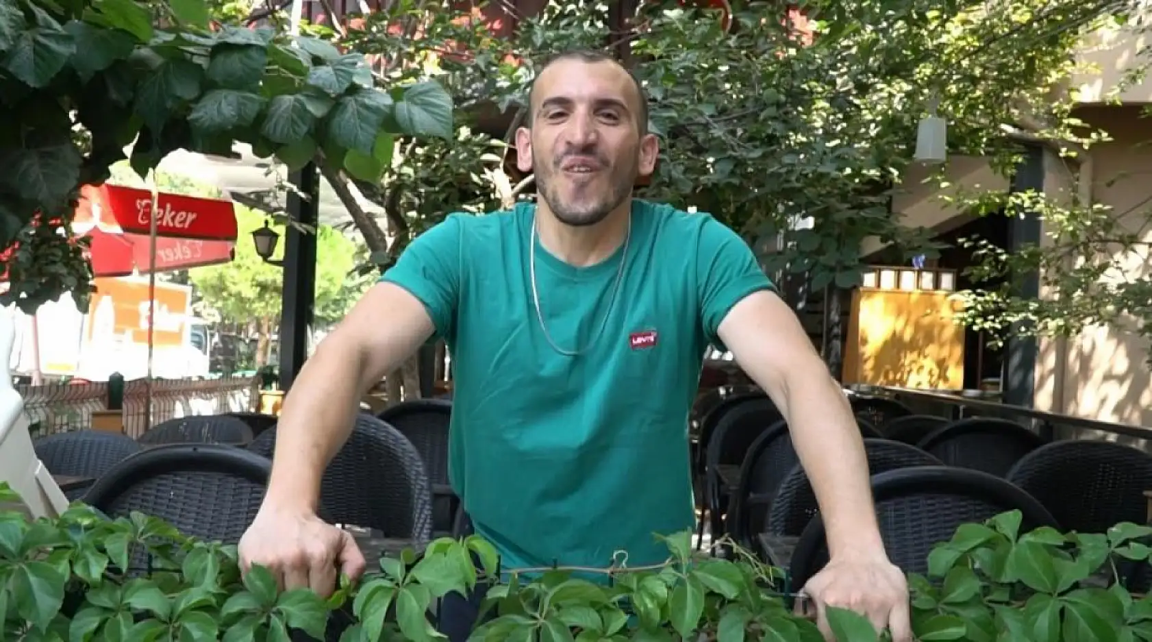 'Nutkum Tutuldu' Diyenler Var! Garsonun Havlama Show'u Sosyal Medyada Olay Oldu