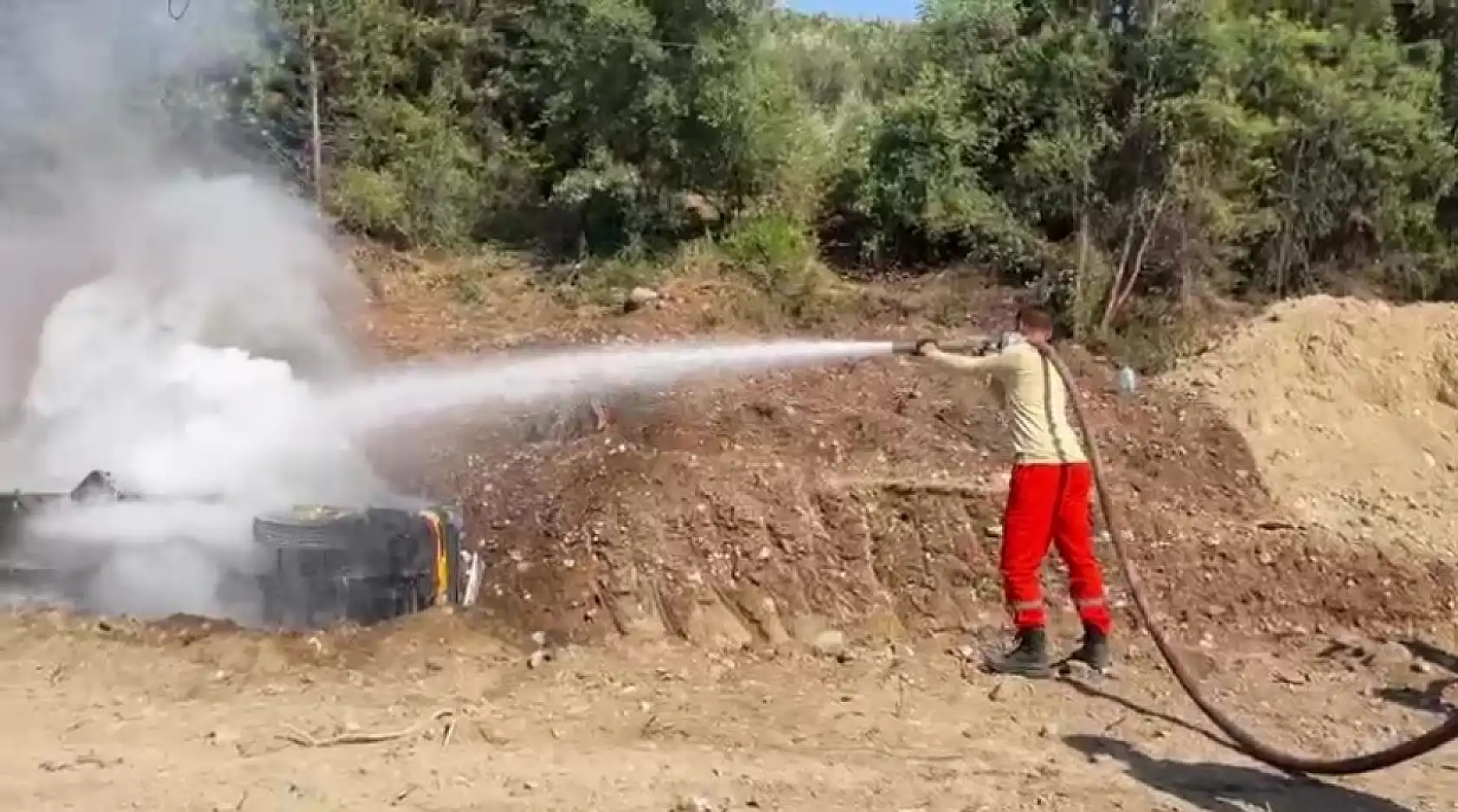 Devrilen vinçte yangın çıktı, ilk müdahaleyi orman ekipleri yaptı