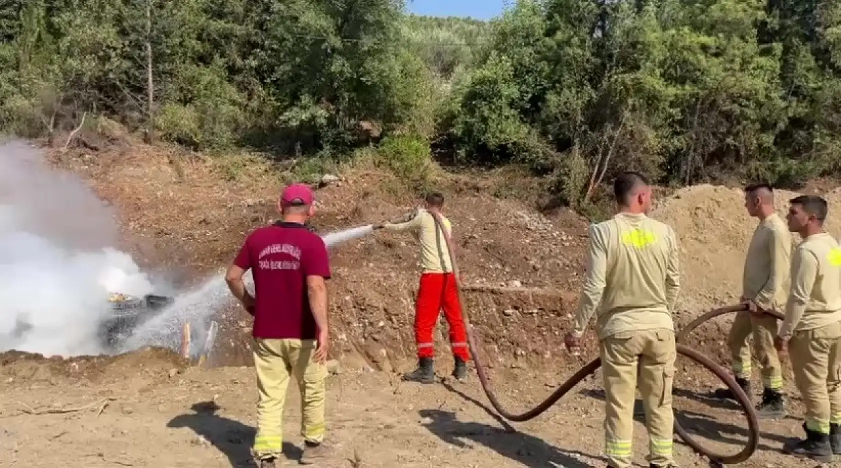 Devrilen vinçte yangın çıktı, ilk müdahaleyi orman ekipleri yaptı