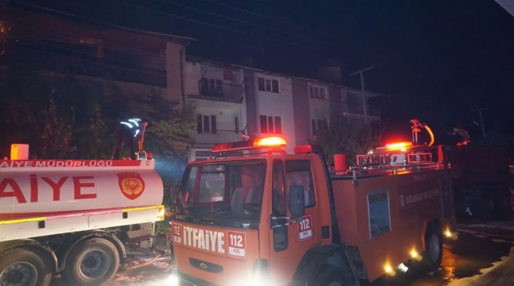 Çatıda çıkan yangın daireye sıçardı