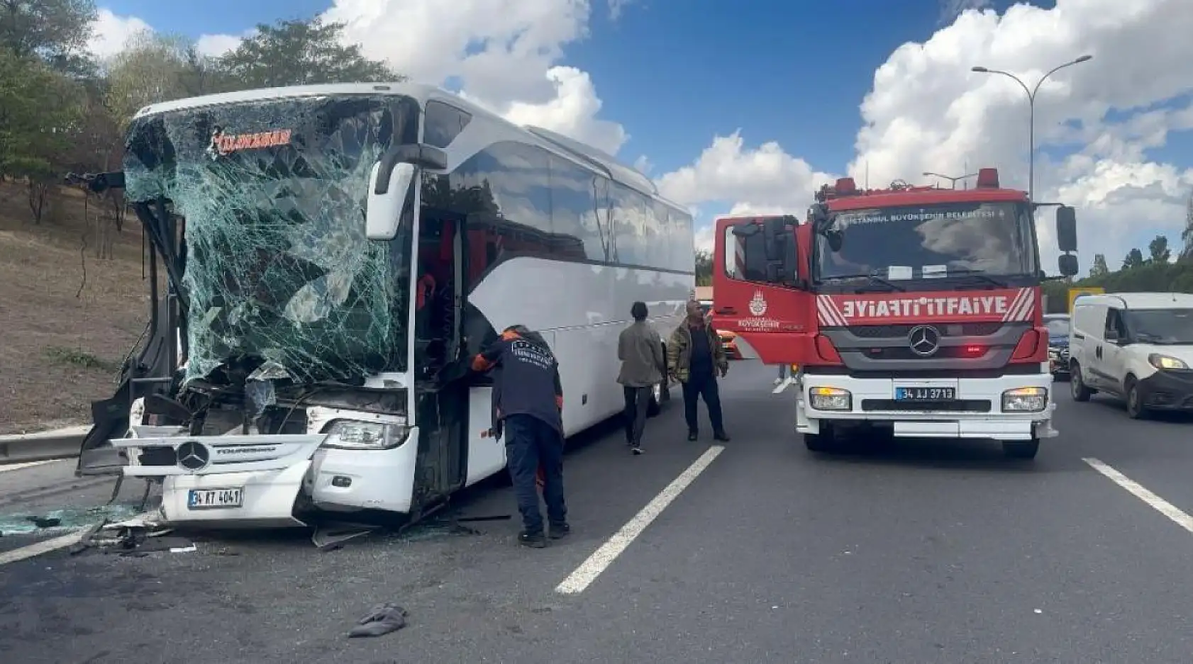 Yolcu otobüsü kamyona çarptı, sürücü araçta sıkıştı