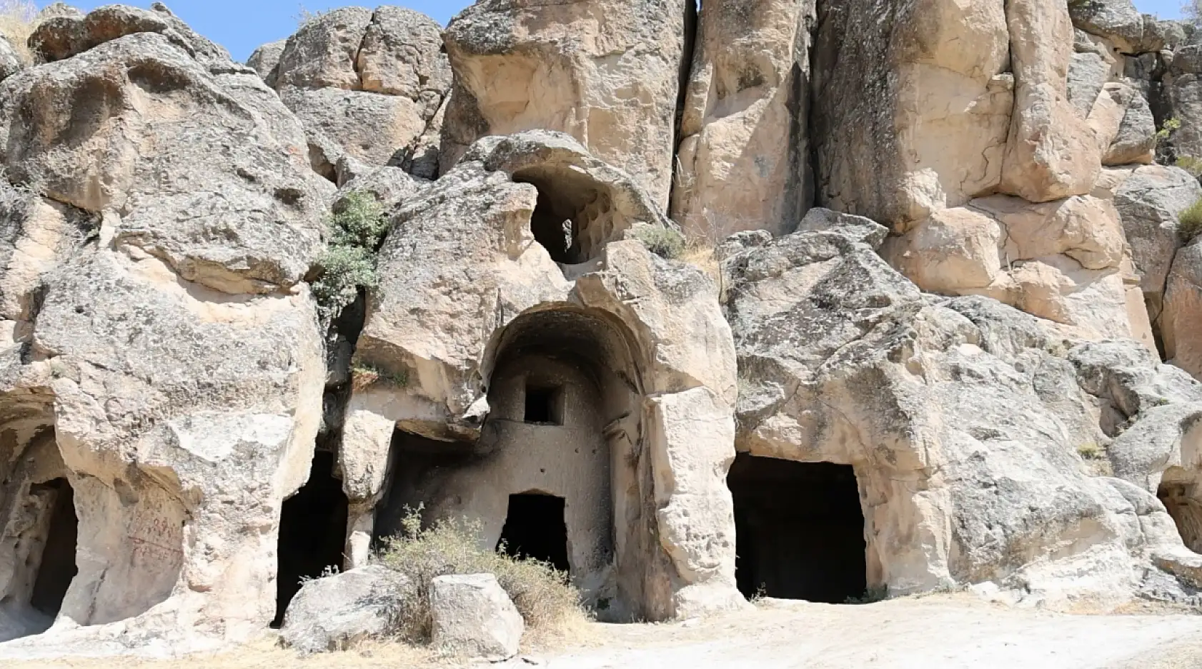 Roma ve Bizans'ın izlerini taşıyan Manastır Vadisi ziyaretçilerin ilgi odağı