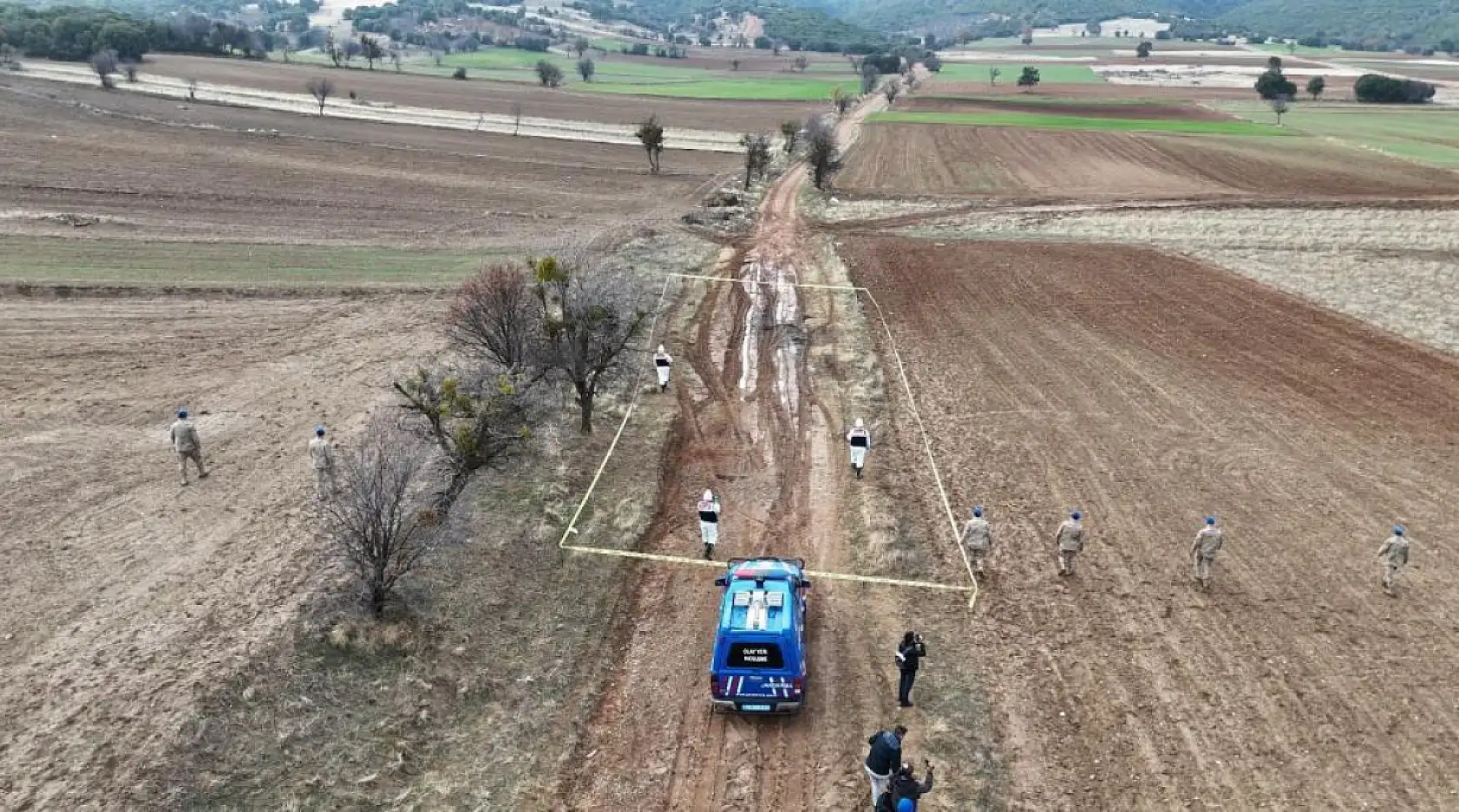 Kayıp baş arama çalışmalarında acılı baba, Vali Erin'e sarılarak gözyaşlarına boğuldu