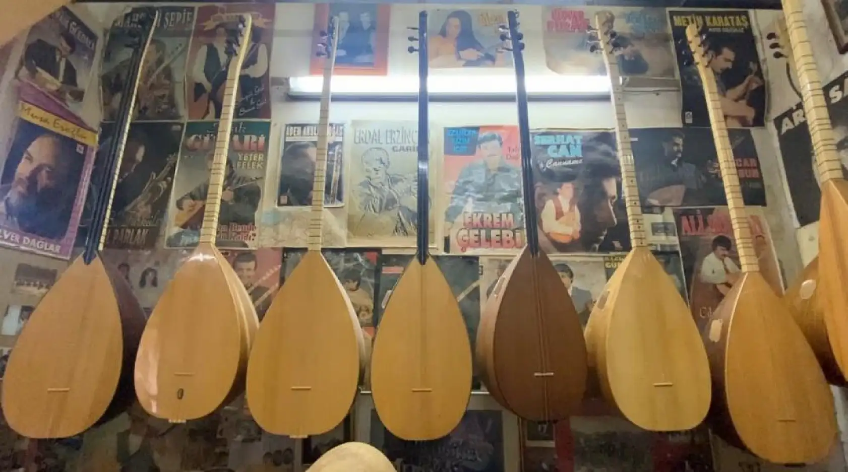 Yarım asırdır bağlamaya şekil veriyor, şimdi mesleğini çocuklarıyla sürdürüyor