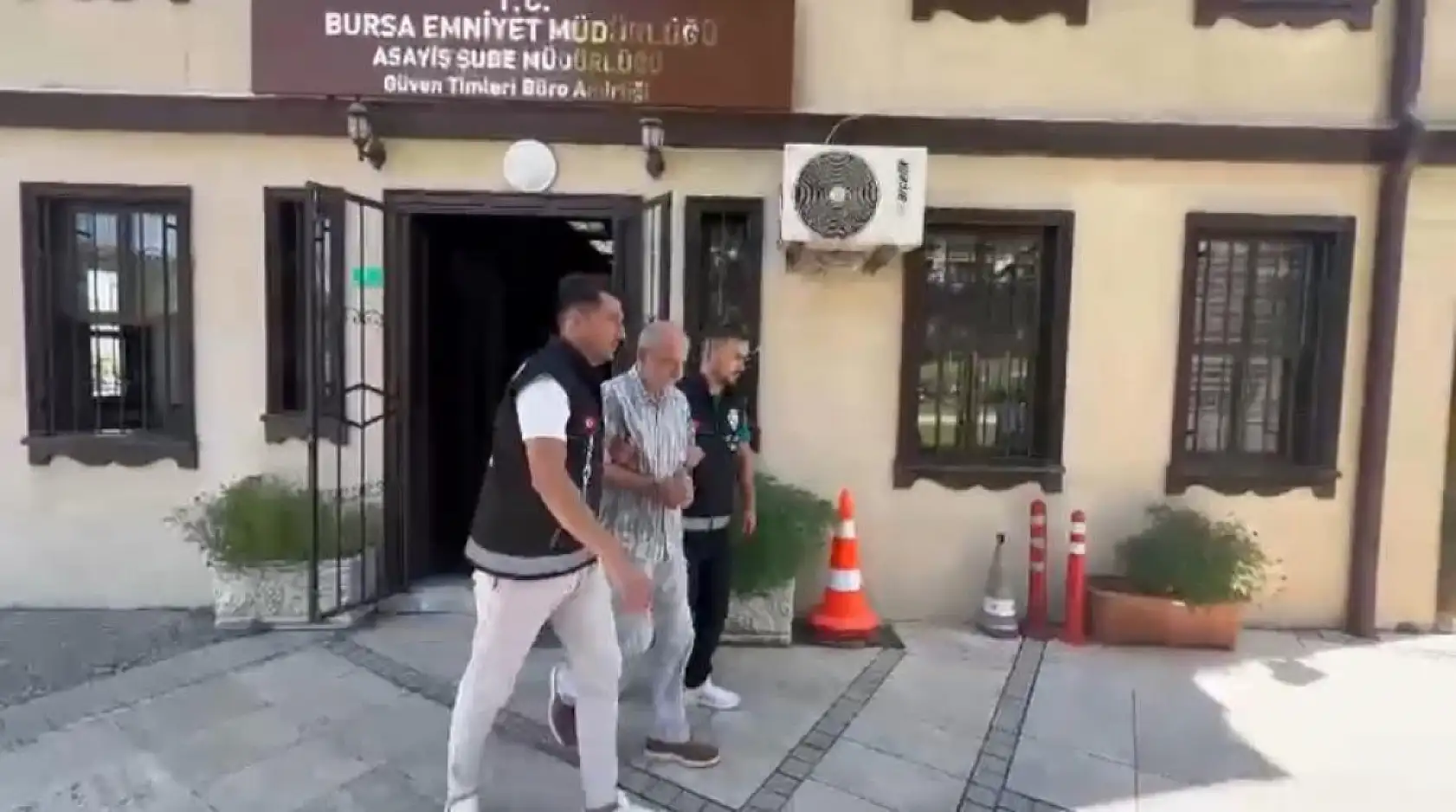 Seyyar satıcıların kavgasında silahlar konuştu, 2 numara büyük giydiği ayakkabı hayatını kurtardı