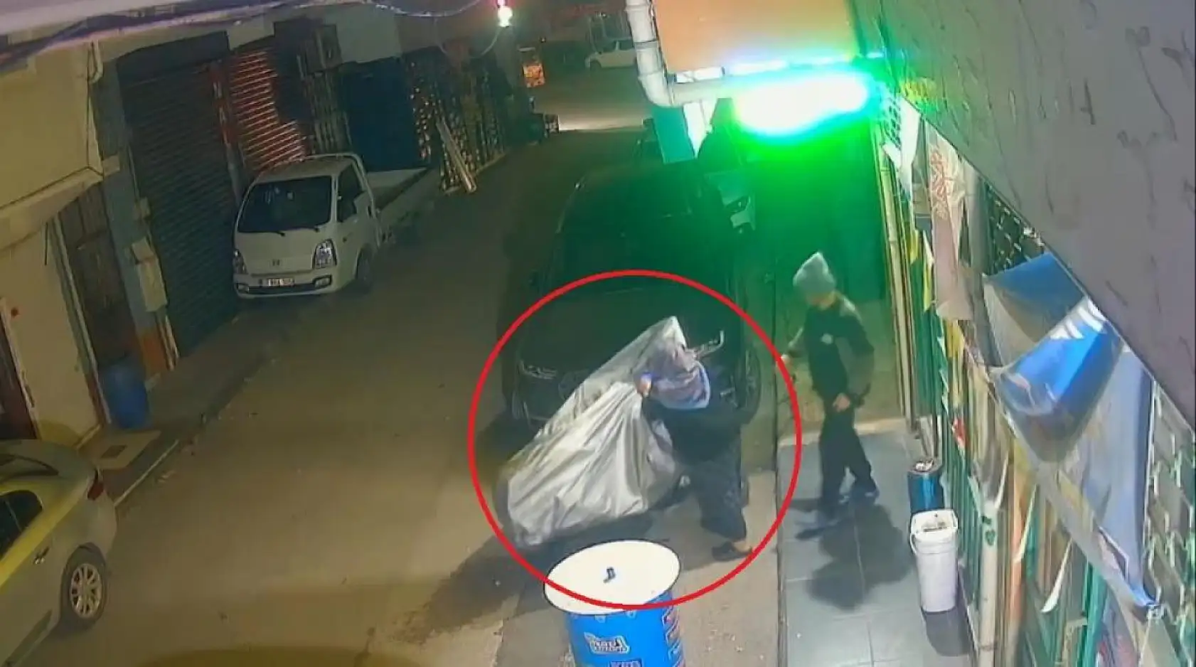 Eşinin oyun oynadığı mekanı basıp zarar verdi, zorla eve götürdü