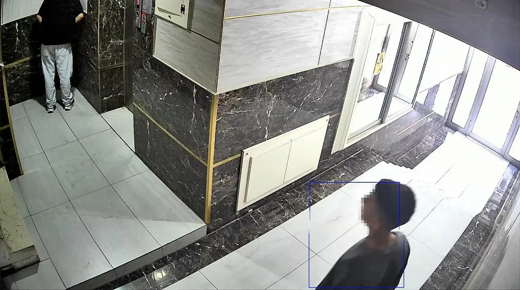 Gençlerin tepki çeken görüntüsü: Biri kamera açısını değiştirdi, diğeri koridorda tuvaletini yaptı