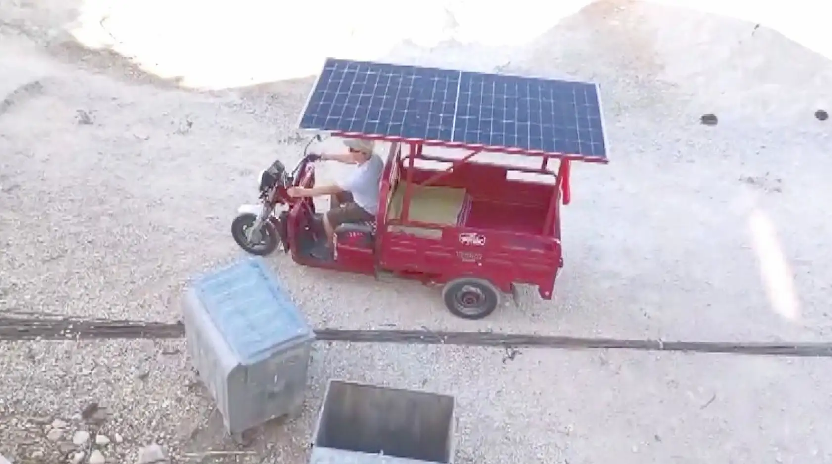 Elektrikli motosiklete taktığı güneş paneli ile tasarruf sağlayıp, aracın menzilini artırdı