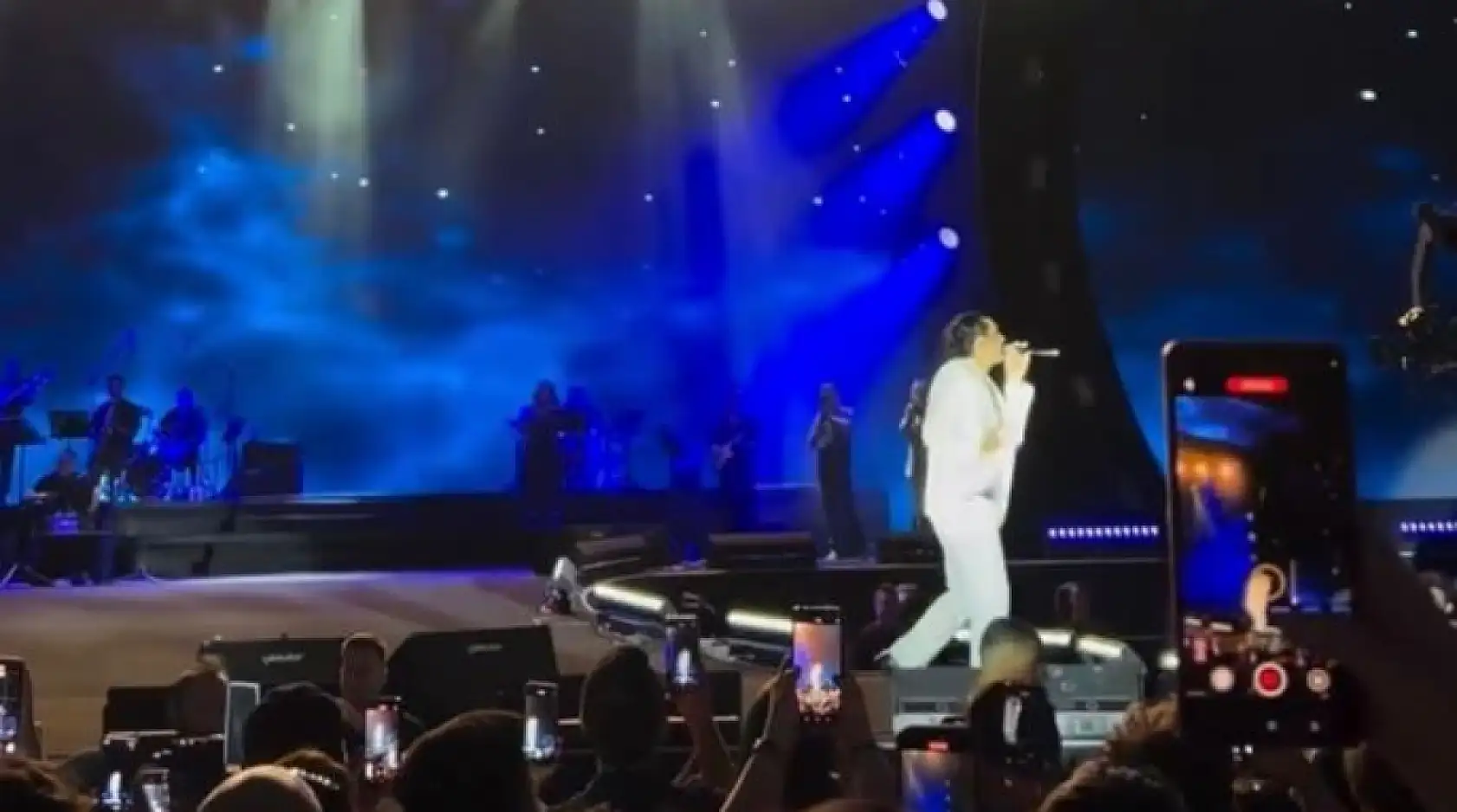 Sahnede talihsiz anlar: Bayhan şarkı söylerken yere düştü