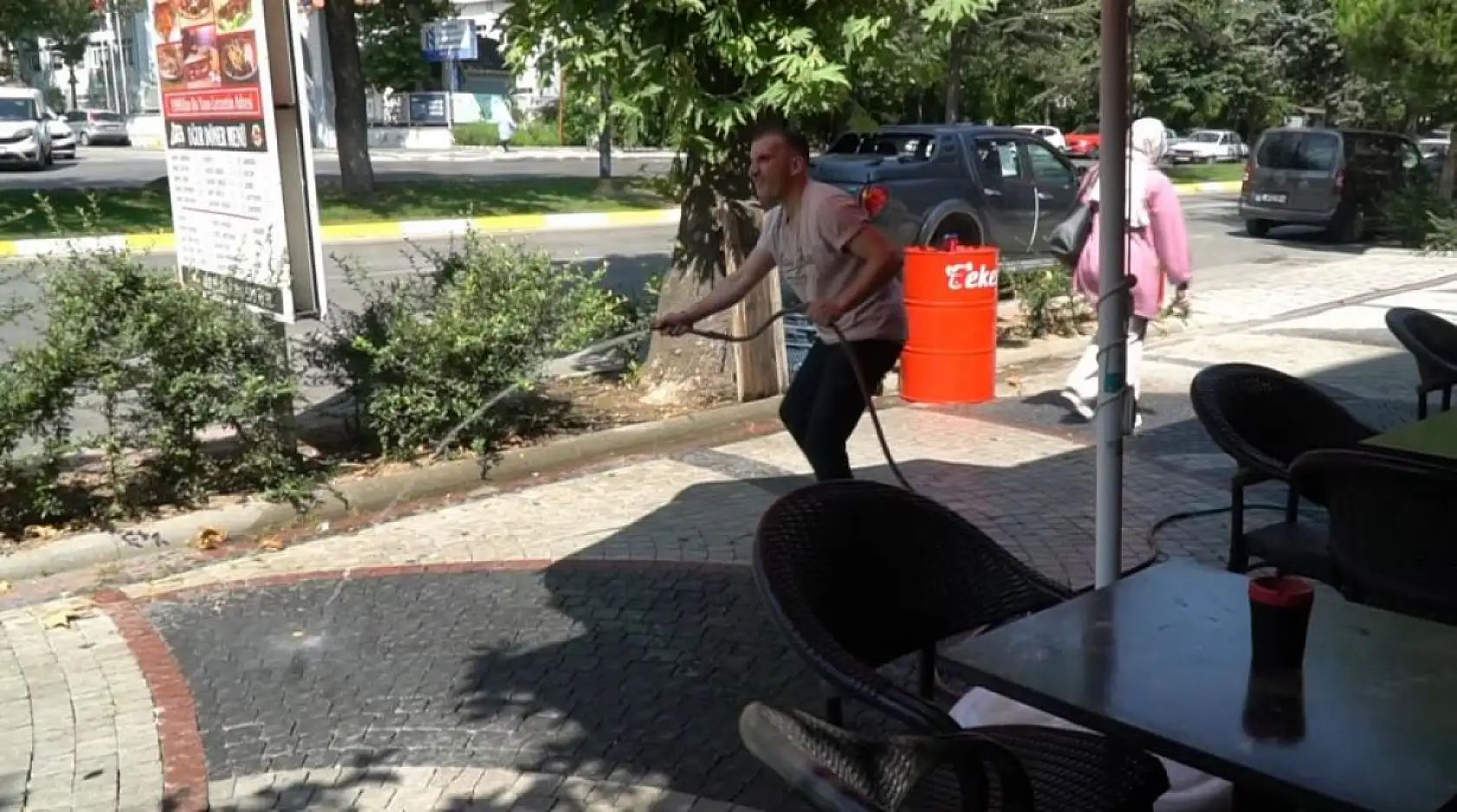 'Nutkum Tutuldu' Diyenler Var! Garsonun Havlama Show'u Sosyal Medyada Olay Oldu