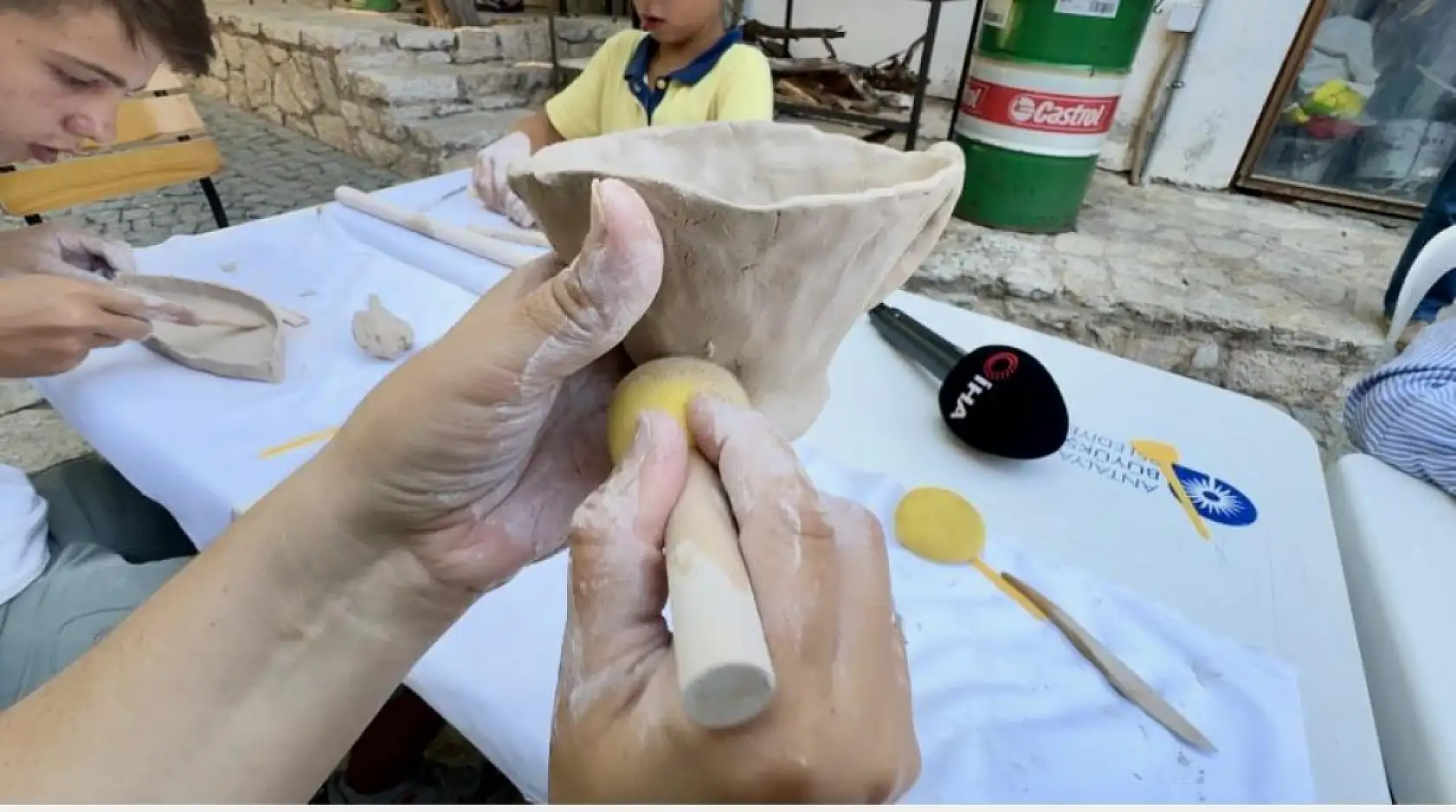 Hayallerini ata toprağında açtığı seramik atölyesiyle gerçekleştirdi