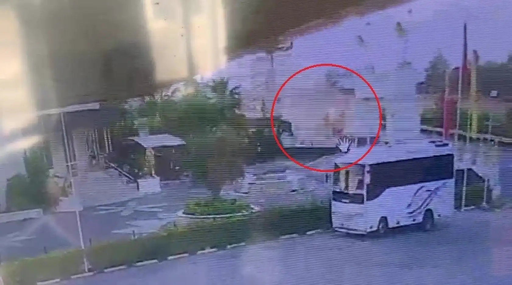 Lastiği patlayan tomruk yüklü kamyon devrildi, sürücü kazayı burnu bile kanamadan atlattı