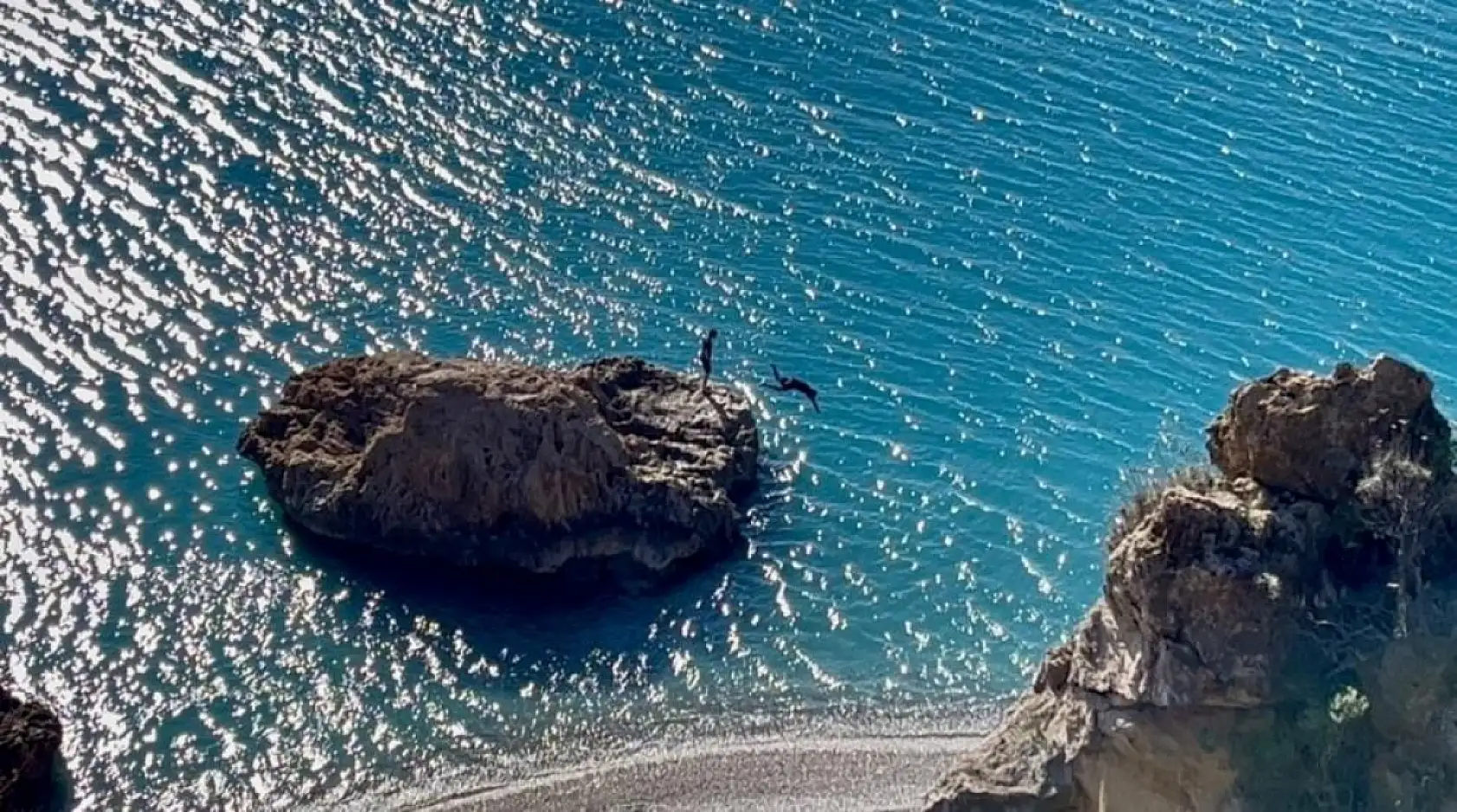 Türkiye kar tatilindeyken Antalya'da öğrenciler deniz keyfi yaptı