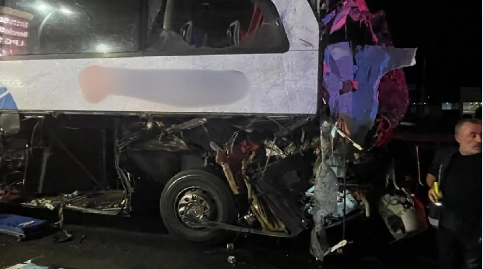 Faciadan dönüldü: 40 yolcusu olan otobüs tıra çarptı, 12 kişi yaralandı