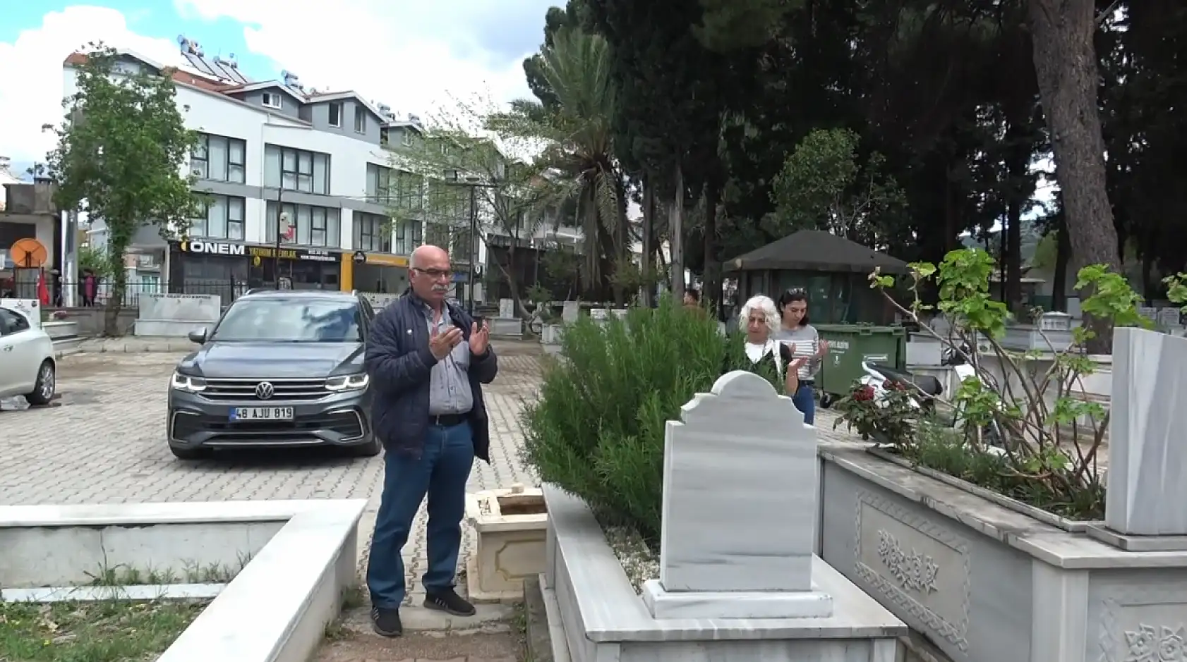 Fethiye'de vatandaşlar bayramın ilk gününde vefat eden yakınlarını unutmadı