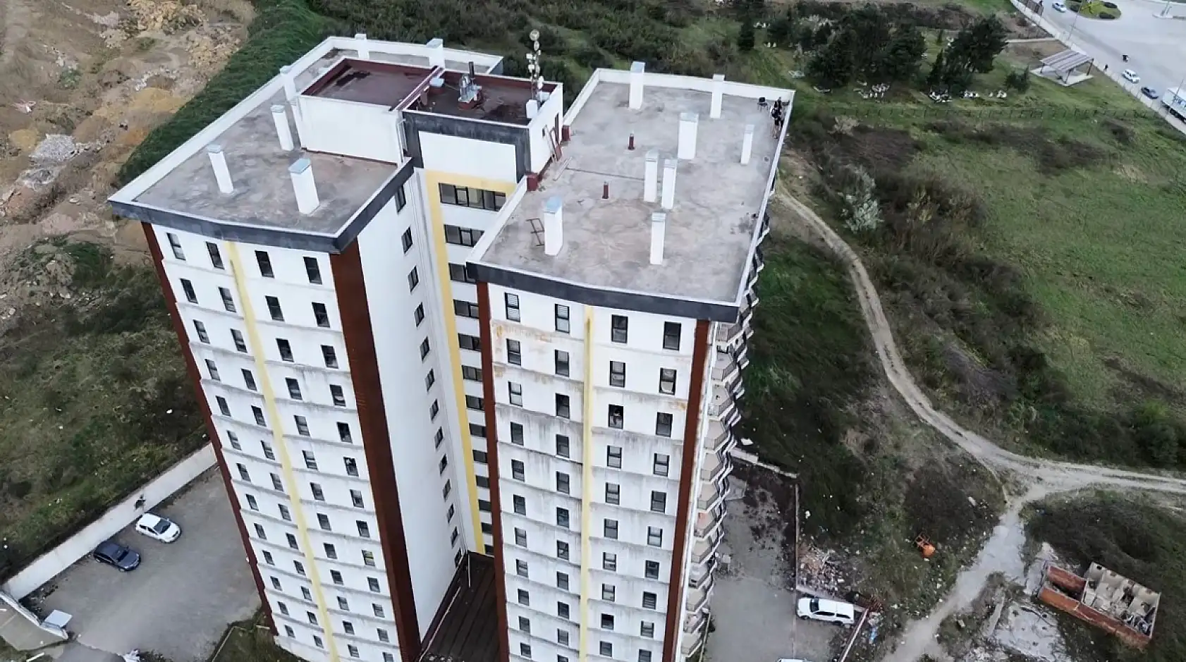 15 katlı binanın çatısına çıkan gençler ekipleri harekete geçirdi, gerçek bambaşka çıktı