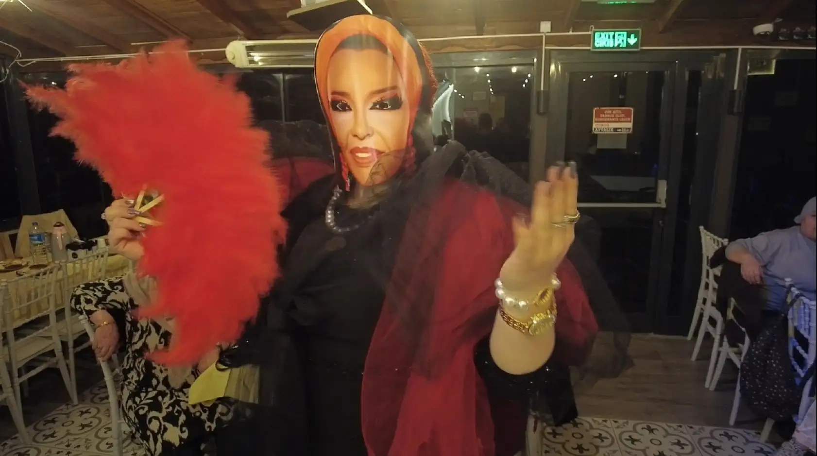 Maskeleri takıp sahneyi sallayan kadınlardan unutulmaz gece