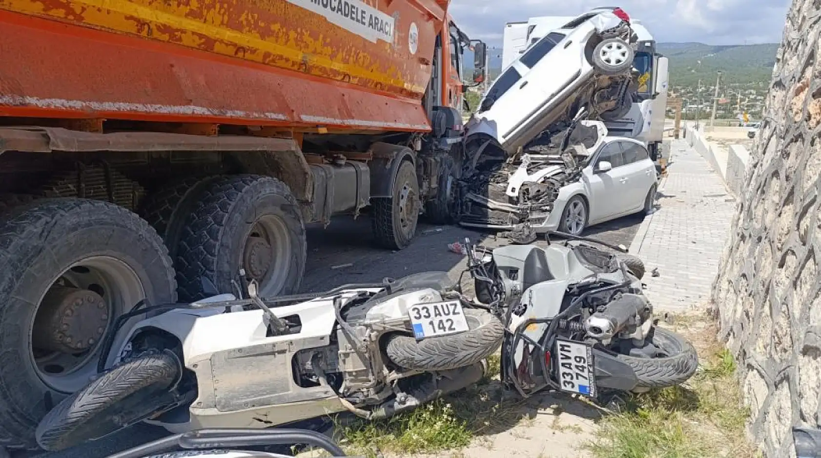 Kamyon yoldan çıktı önüne gelen taşıtı ezdi: 13 motosiklet, 3 araç zarar gördü