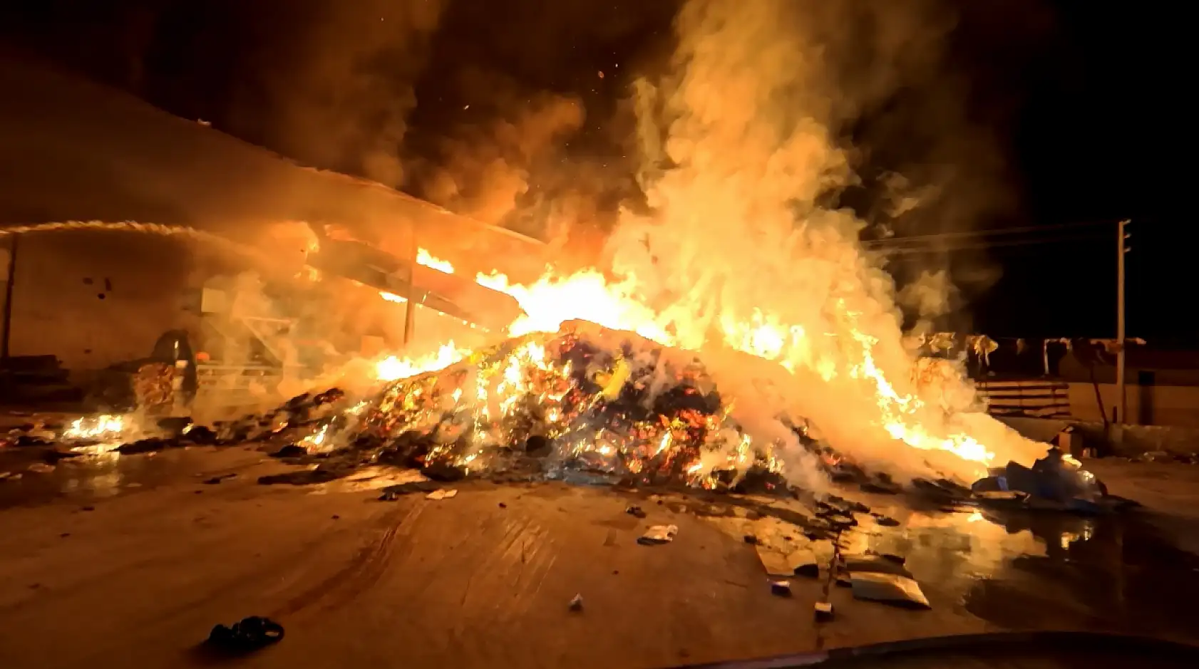Alevli gece: Geri dönüşüm tesisi alev alev yandı