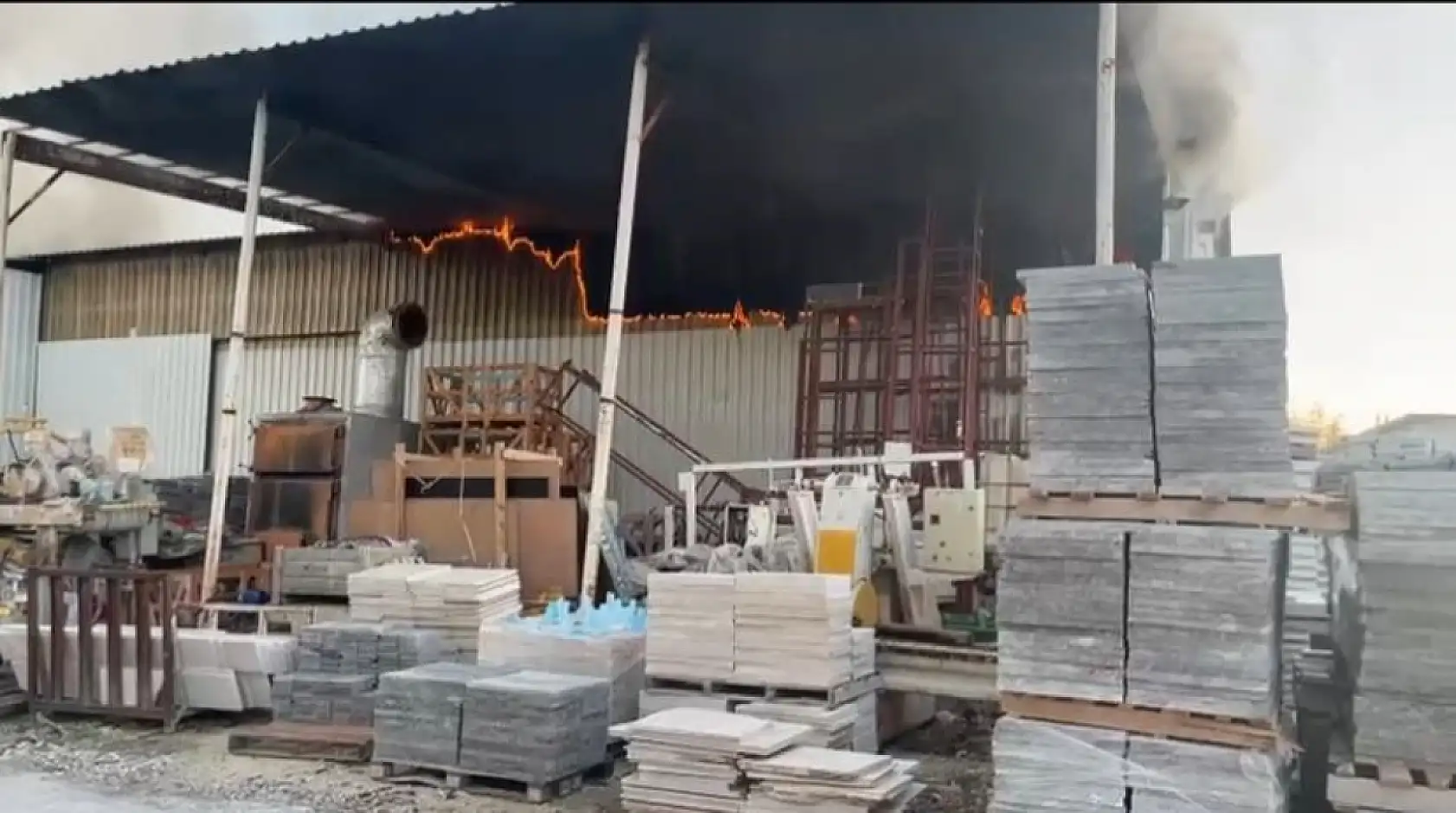Mermer Fabrikasında Çıkan Yangın Söndürüldü