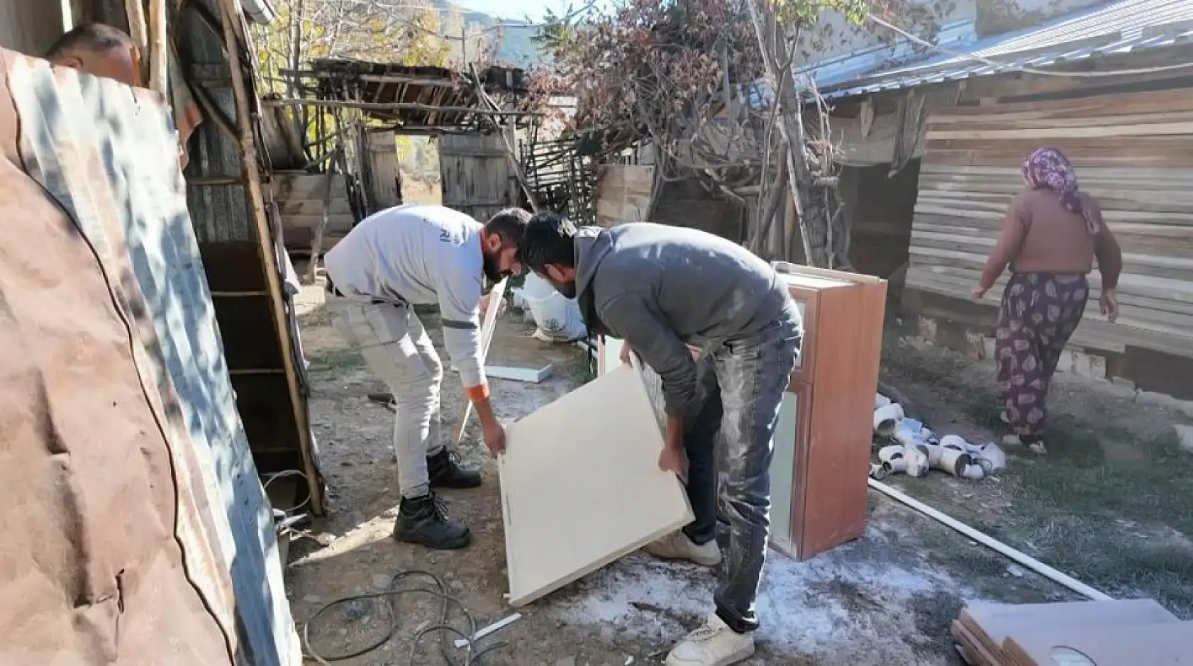 Yokluk içinde yaşadığı evde yapılan düzenlemeler Keziban teyzenin yüzünü güldürdü