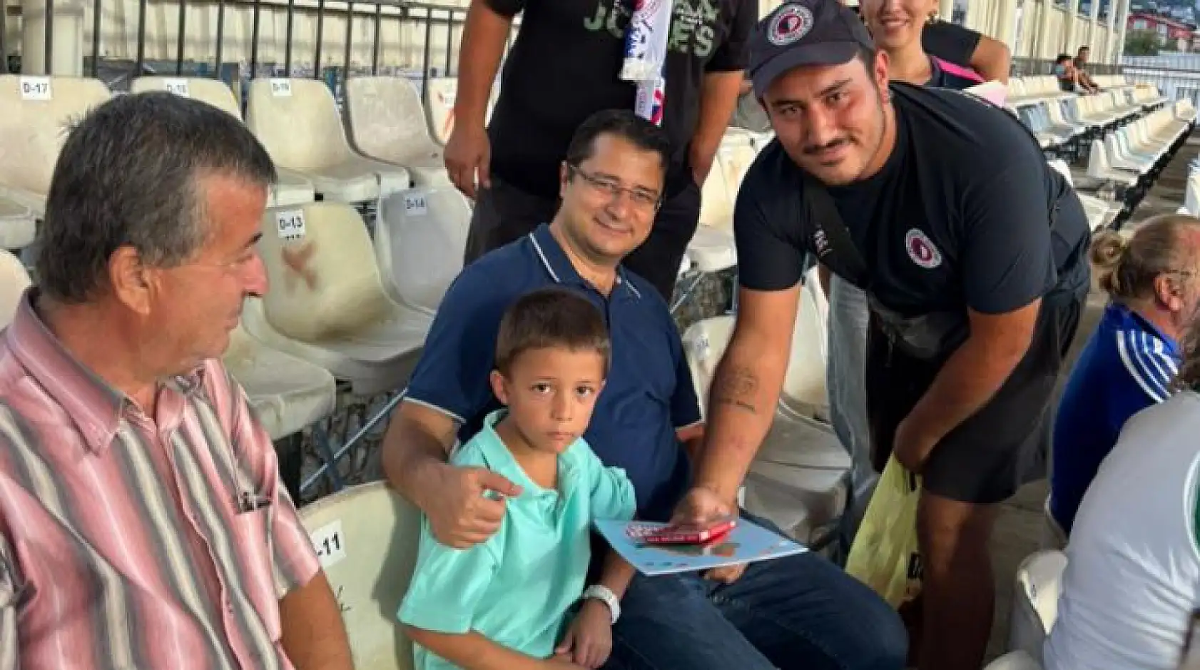 Fethiyespor'da Maraton Apaçilerden çocuklara anlamlı hediye