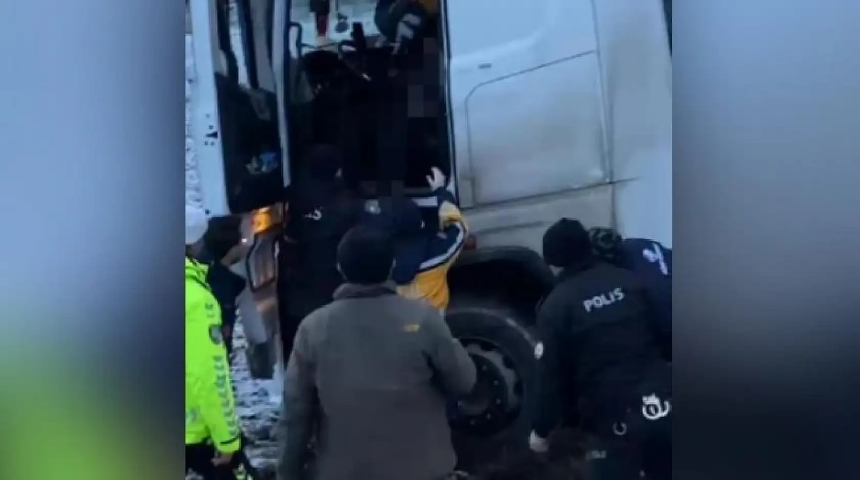 Direksiyon başında kalp krizi geçirdi, tır tarlaya uçtu şoför hayatını kaybetti