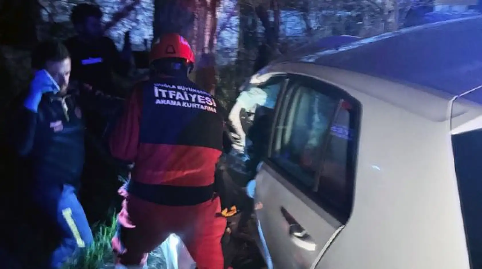 Araçta sıkışan sürücüyü itfaiye ekipleri kurtardı