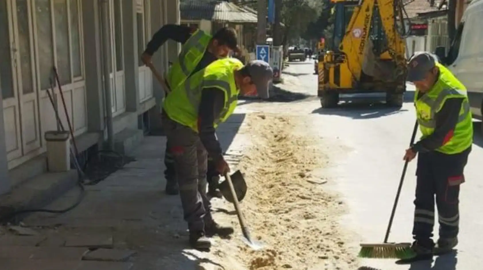 Bayır'da altyapı sonrası yol yenileme ve kaldırım tamirat çalışmaları sürüyor