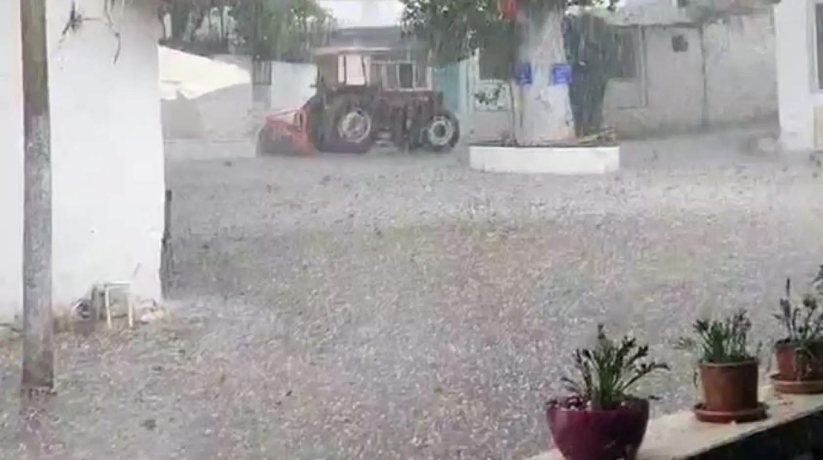 Muğla'da sağanak ve dolu hasara neden oldu