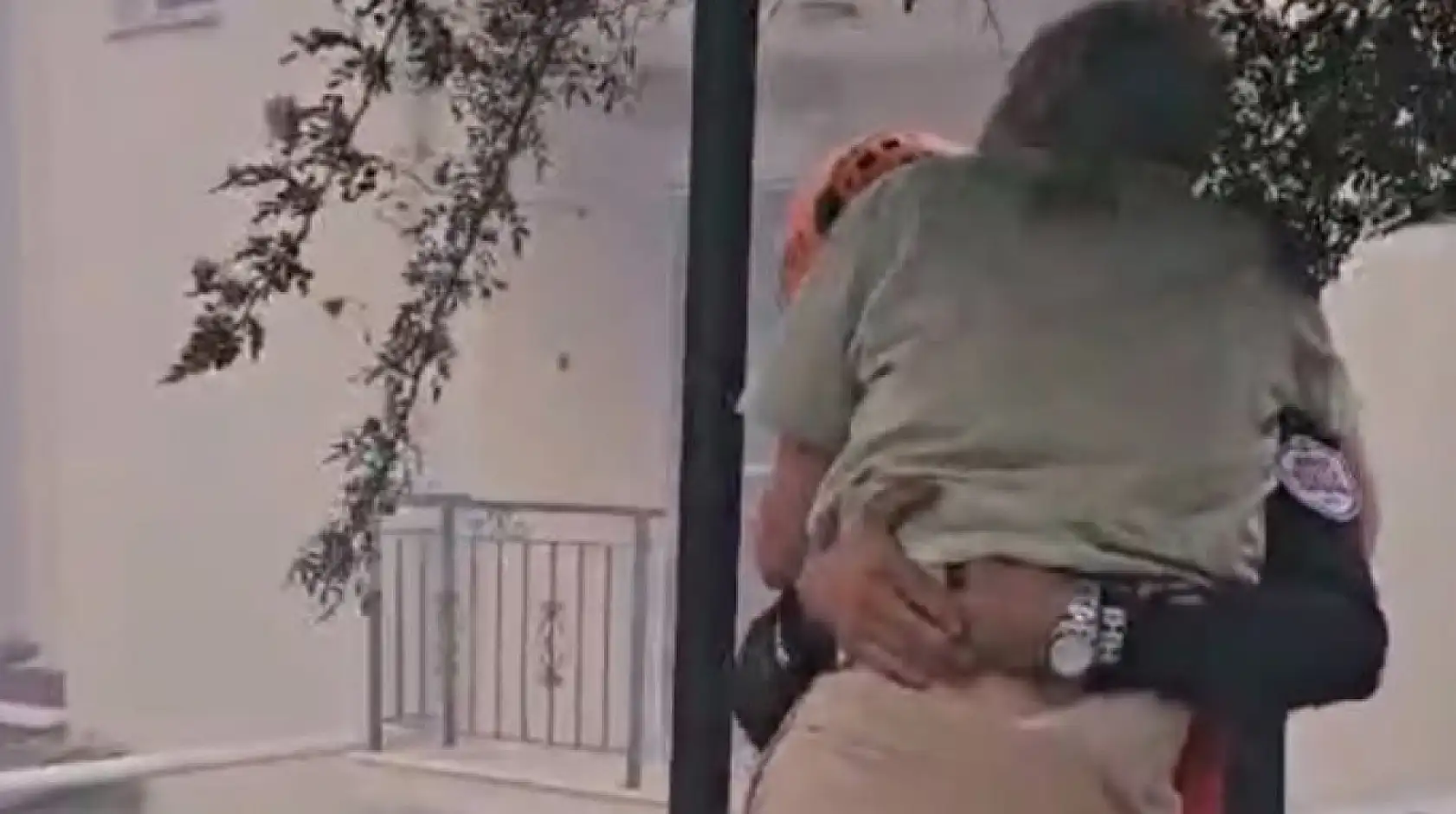 İzmir'deki yangından duygu dolu görüntüler: Mahsur kalanları ekipler böyle kurtardı