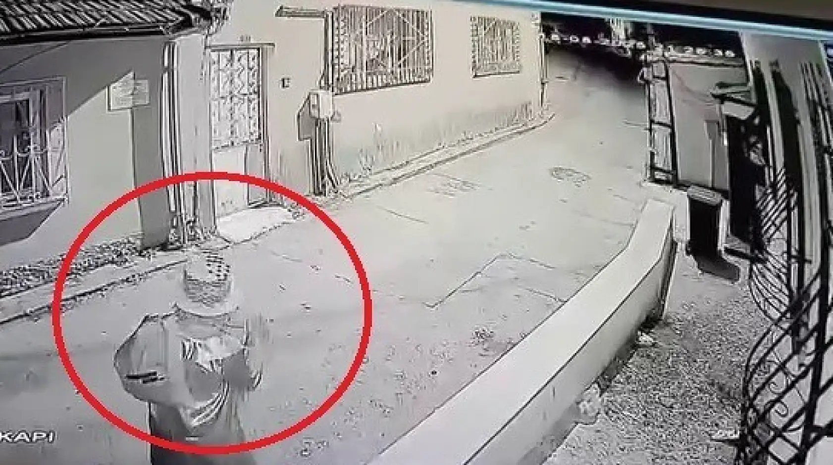 Palyaço Kıyafetli Şüpheli Çocukları Kovaladı