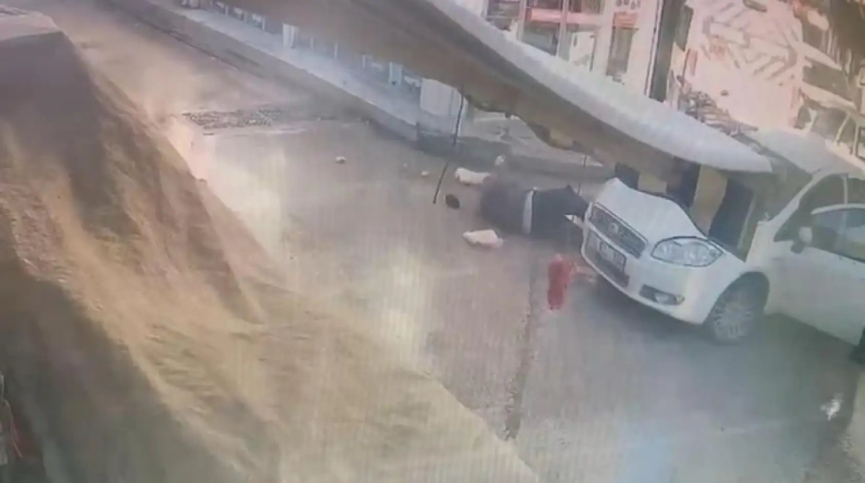 Alışveriş yaptıktan sonra otomobilin altında kaldı