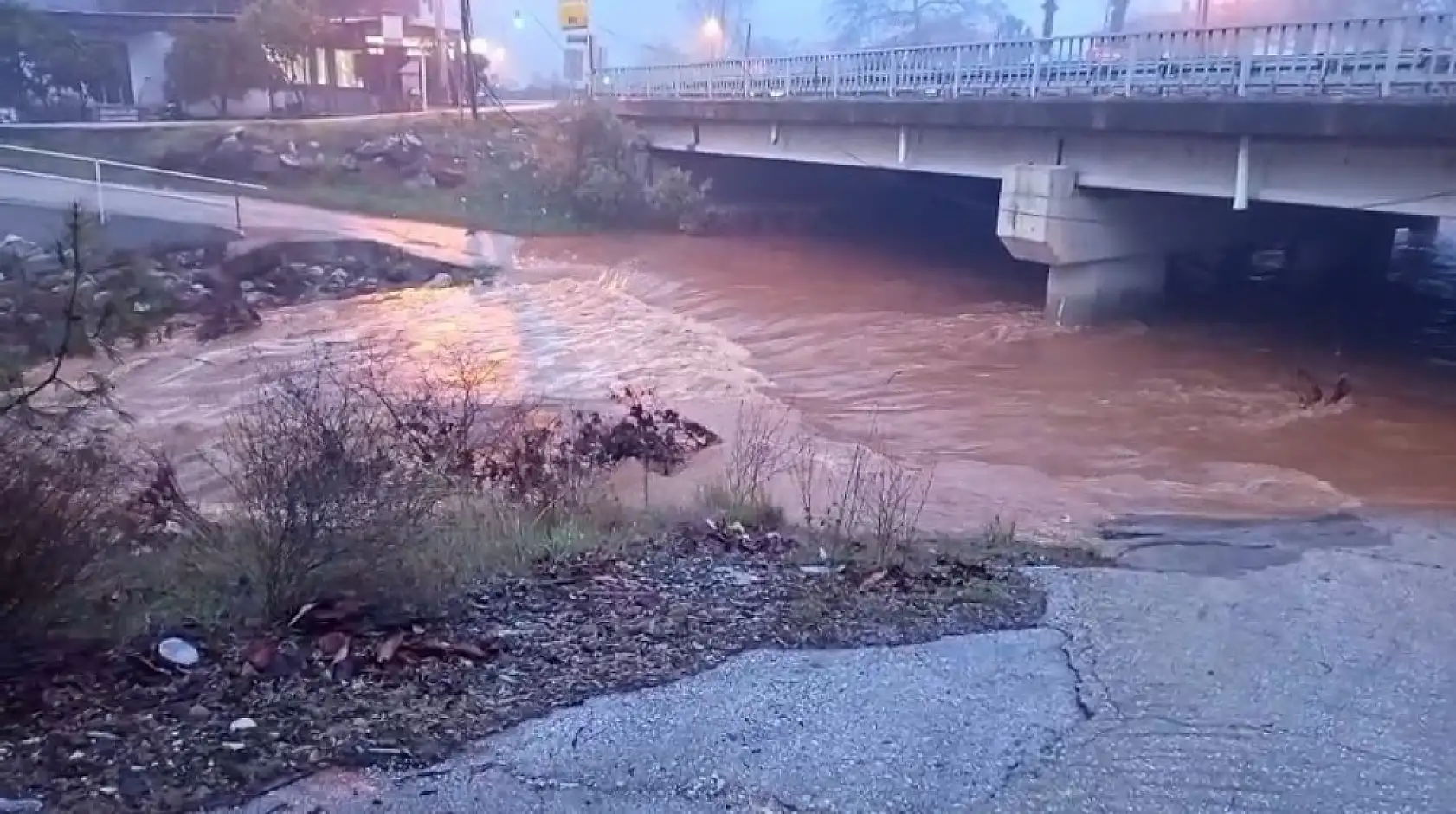Şiddetli sağanak yağış sebebiyle Ula'da dere yatağında sel meydana geldi