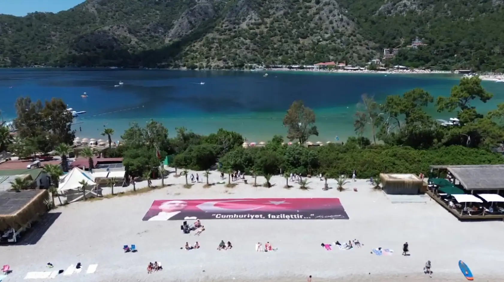 Fethiye Kumburnu'nda dev Türk bayrağı açıldı