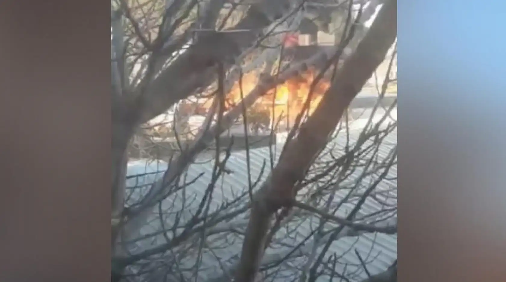 Park halindeki otobüs alev alev yandı