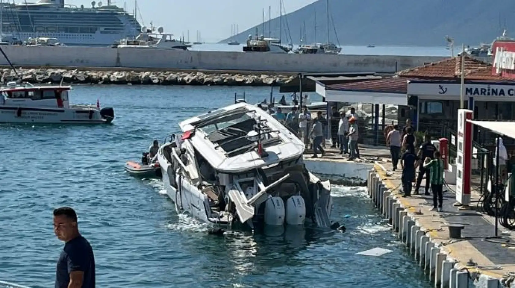 Bodrum'da yakıt ikmali için marinaya yanaşan teknede patlama meydana geldi