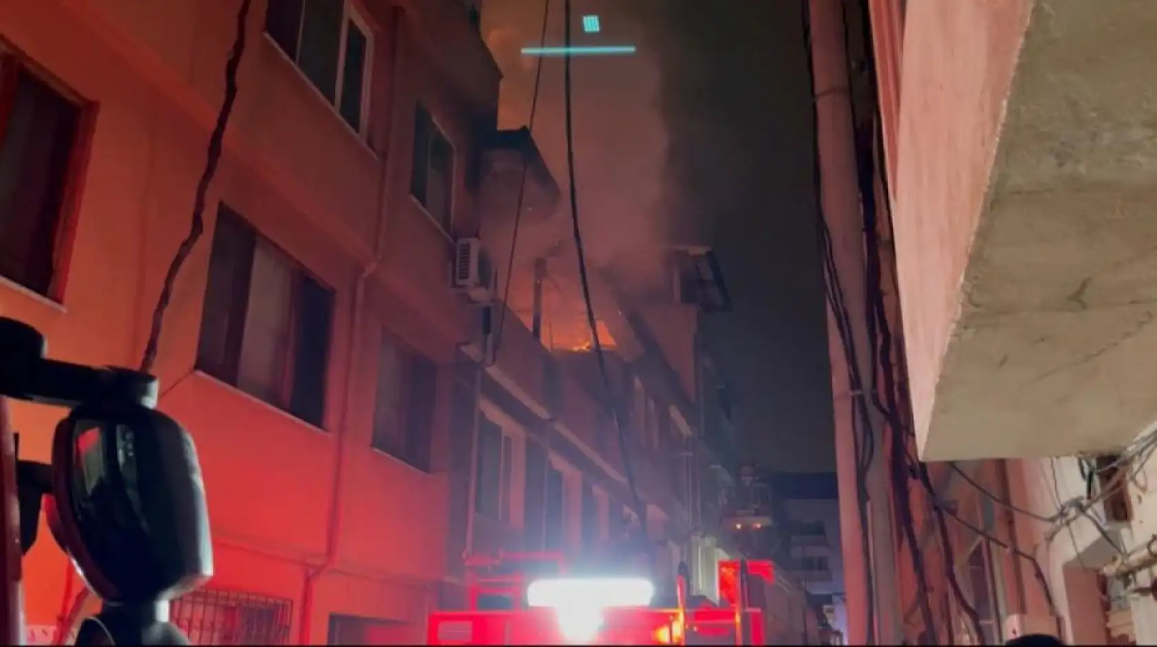 Bursa'da korkutan yangın: Alevlerle mücadele eden ekiplerin üzerine elektrik teli düştü