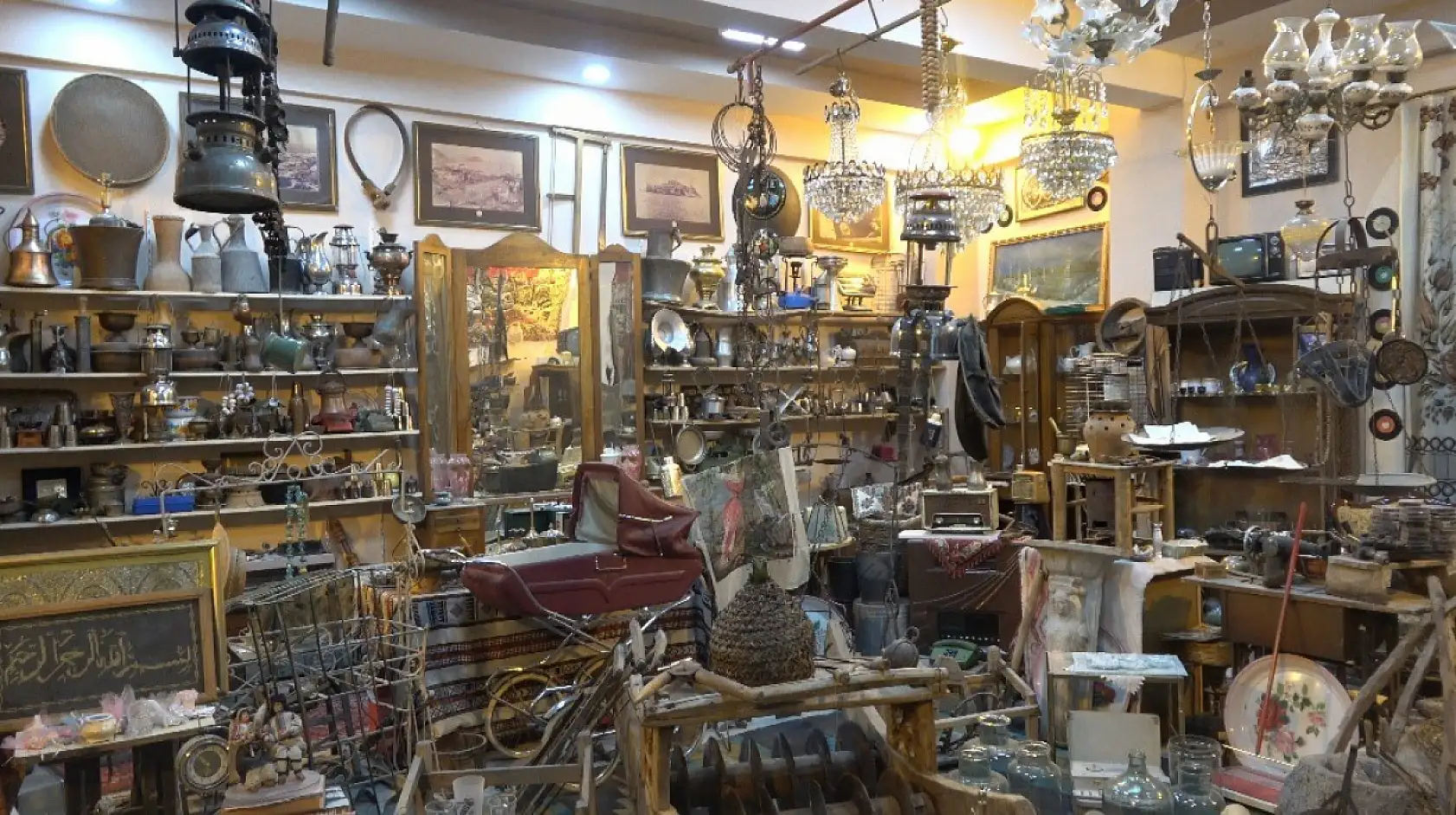 Geçmişi geleceğe aktaran antika dükkanı müze olma yolunda