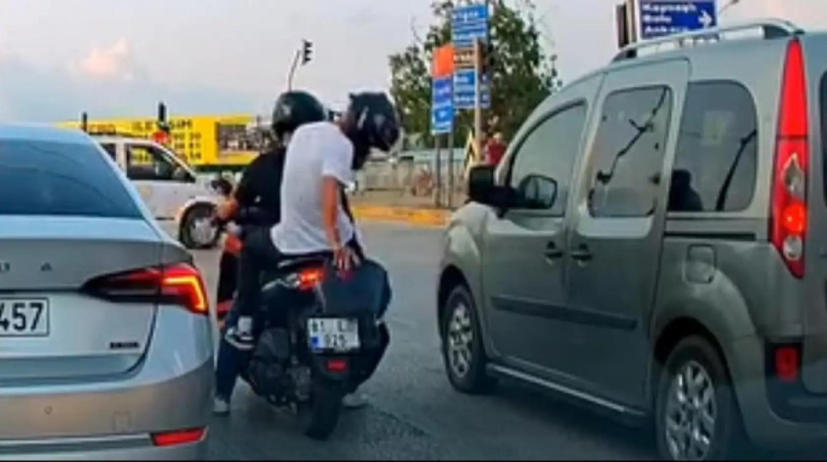 Işık ihlali için buldukları yöntem hem şaşırttı hem güldürdü