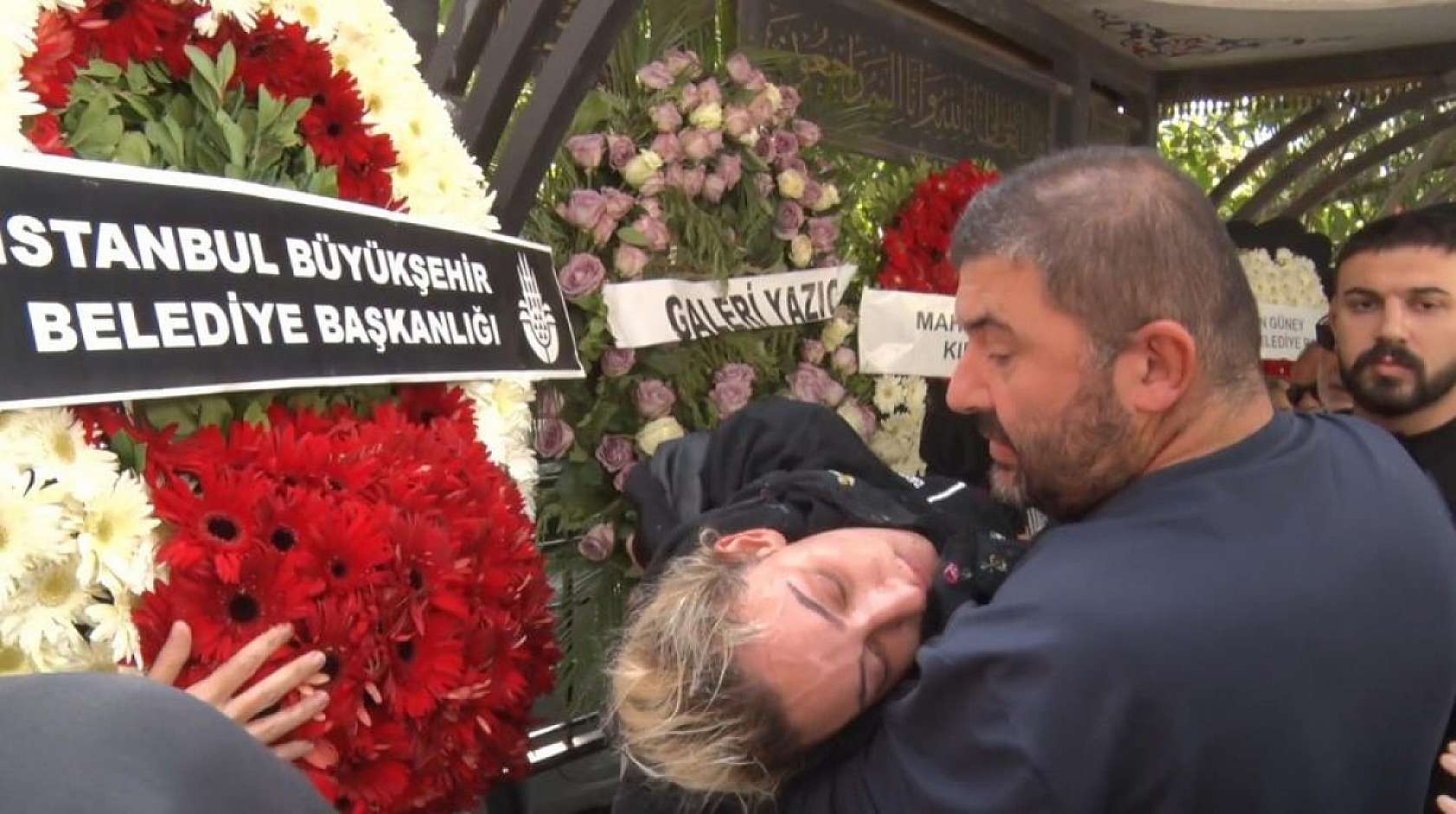 Arabesk müziğin usta ismi Güllü'nün kızı cenaze töreninde fenalık geçirdi