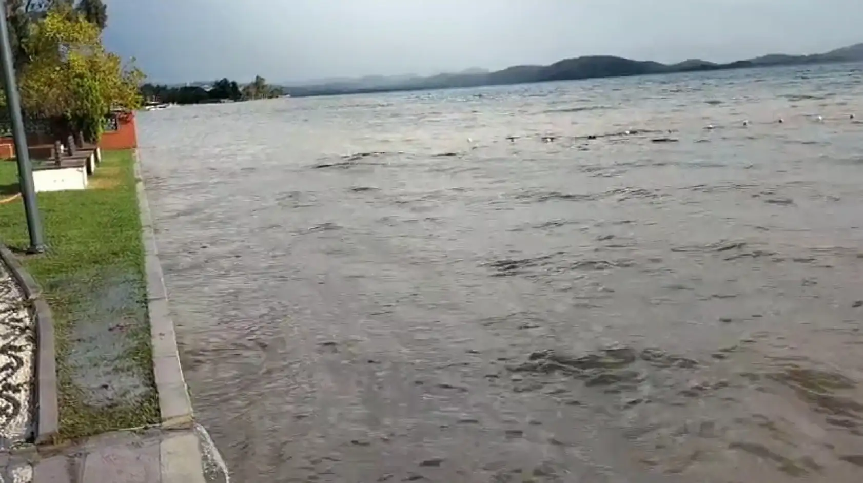 Sokaklar göle döndü, Köyceğiz Gölü yağmurdan nasibini aldı