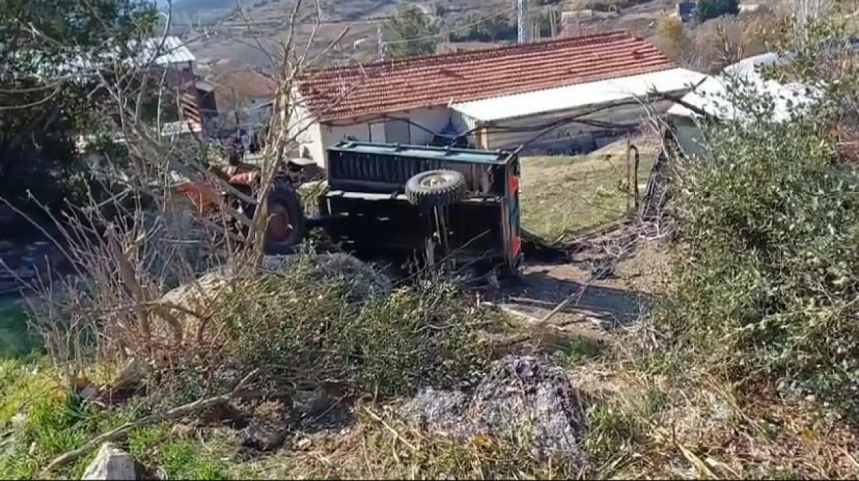 Otomobille çarpışan traktör devrildi: 3 yaralı