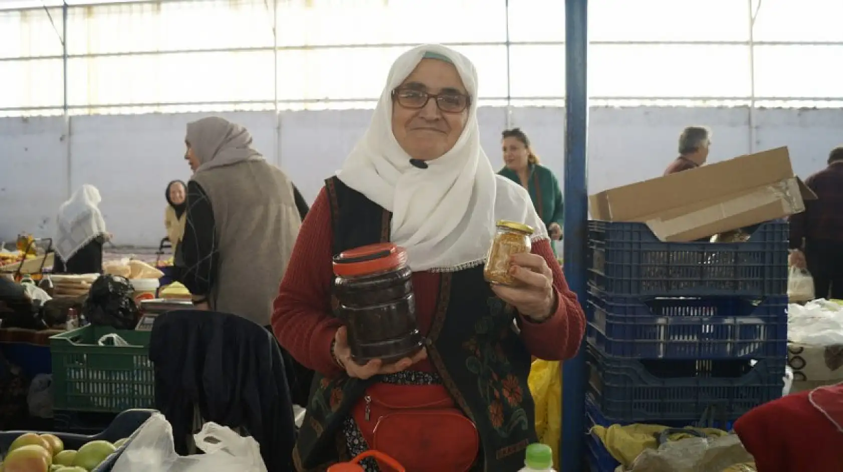 Fethiye Cuma Pazarı'nda 30 Yıllık Tezgah ile Dört Çocuk Evlendirdi