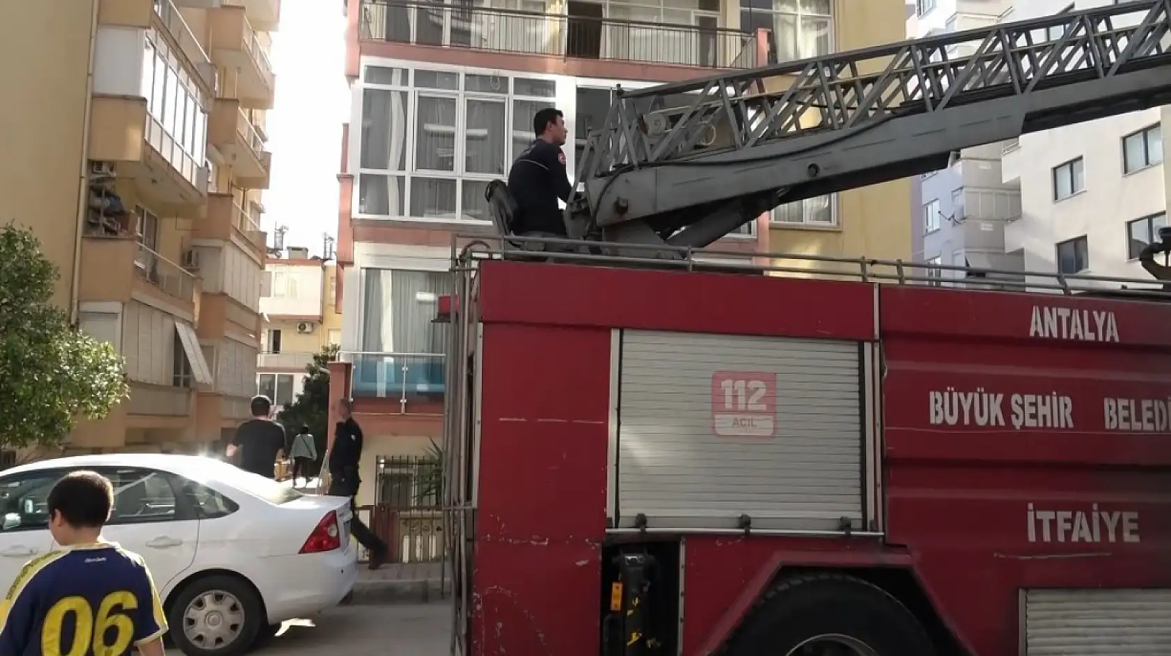 Balkondan merdivenle daireye giren ekipler yaşlı adamı uyurken buldu