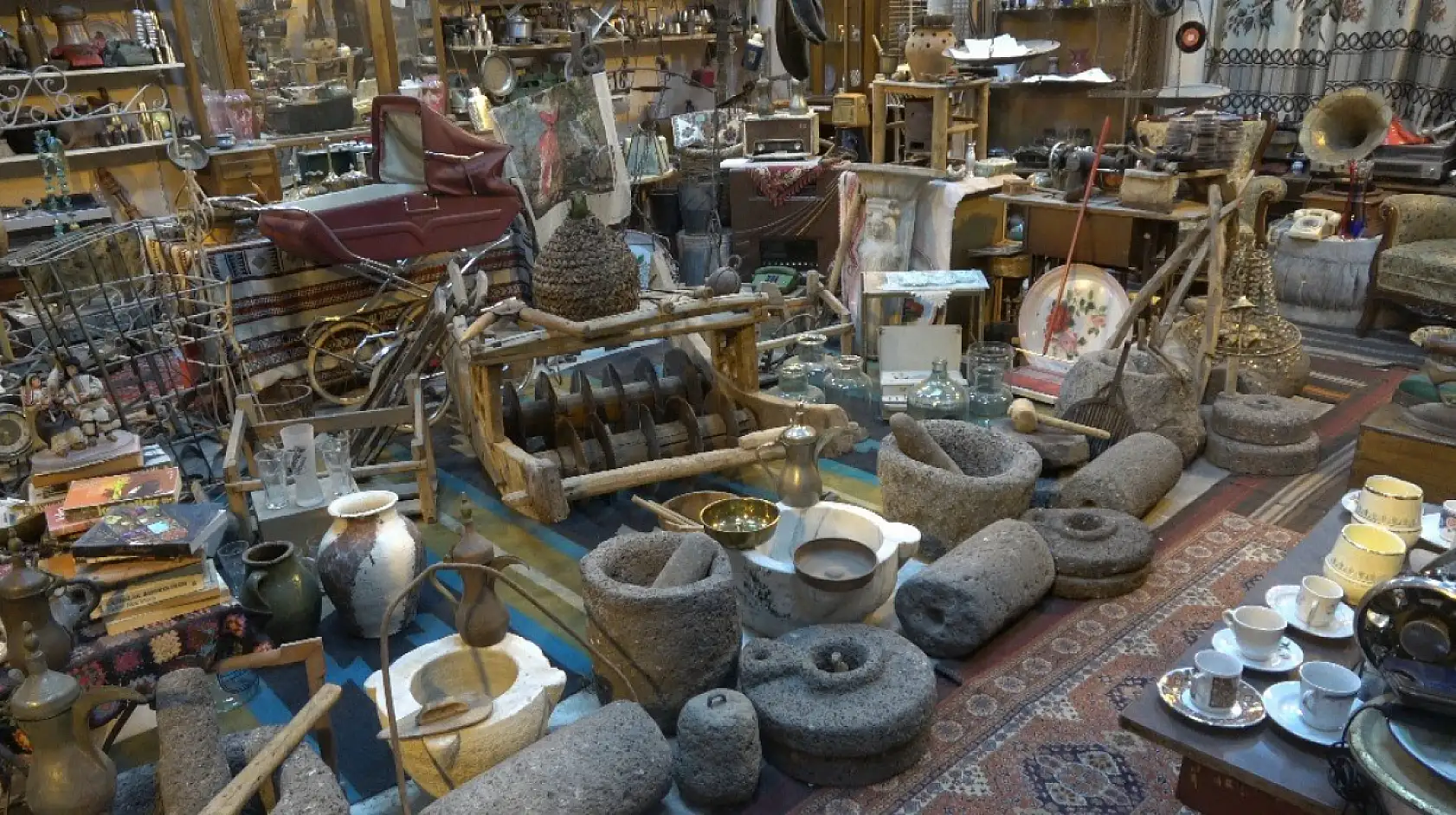 Geçmişi geleceğe aktaran antika dükkanı müze olma yolunda