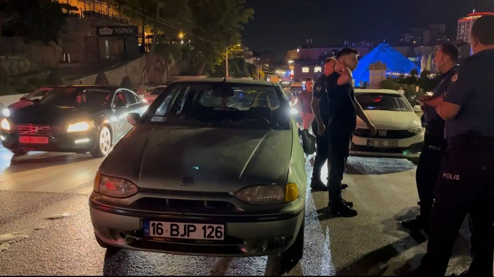 Ağabeyini darp ettiler, kardeşi aracıyla geri gidip çarptı